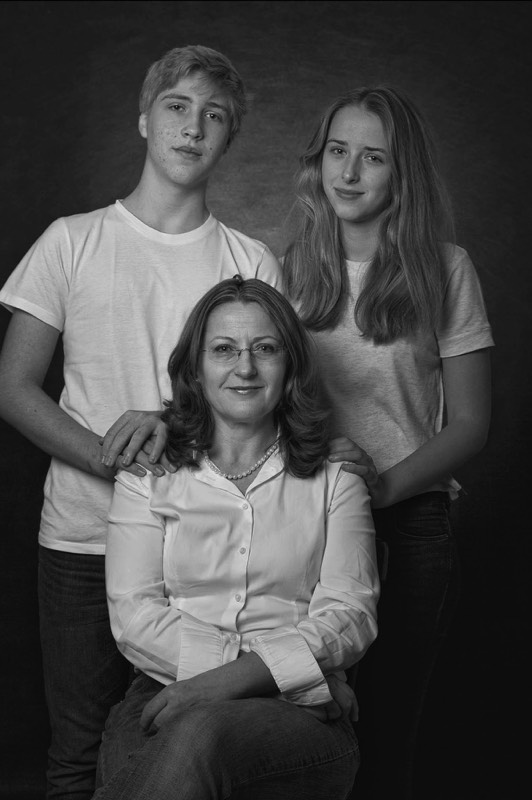 Familienportraitfoto schwarz weiss, Manfred Fabian Pichlbauer PHOTOGRAPHY